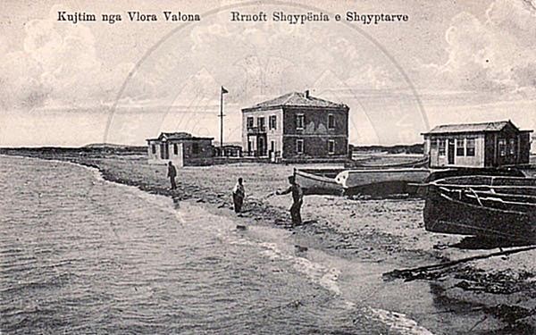 28 March 1913, Duke Montpensier of Bourbons raised the Albanian flag on his yacht in Vlora