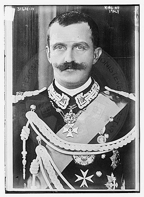 2 May 1937, Emmanuel III decorates some high Albanian personalities