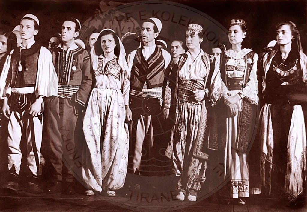 1 Maj 1952, u shfaq premiera e parë e Estradës së parë të vendit tonë