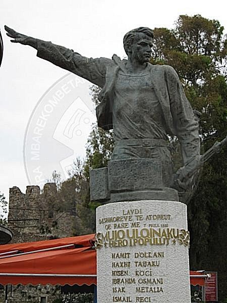 7 Prill 1939, Mujo Ulqinaku organizoi e ra heroikisht në qëndresën  me armë kundër italianëve