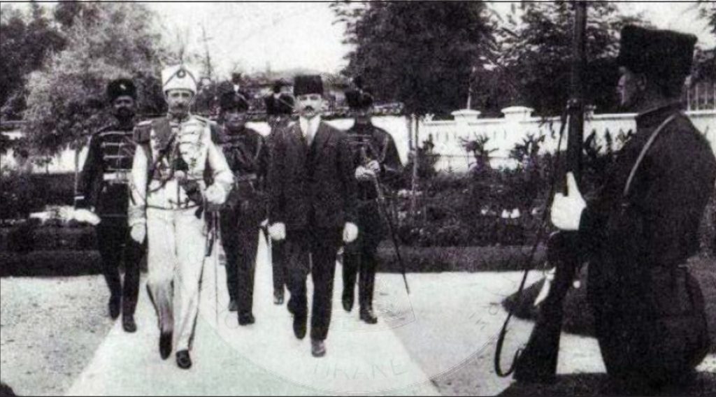 26 Gusht 1925, Ahmet Zogu nënshkruan marrëveshjen e fshehtë me Benito Musolinin