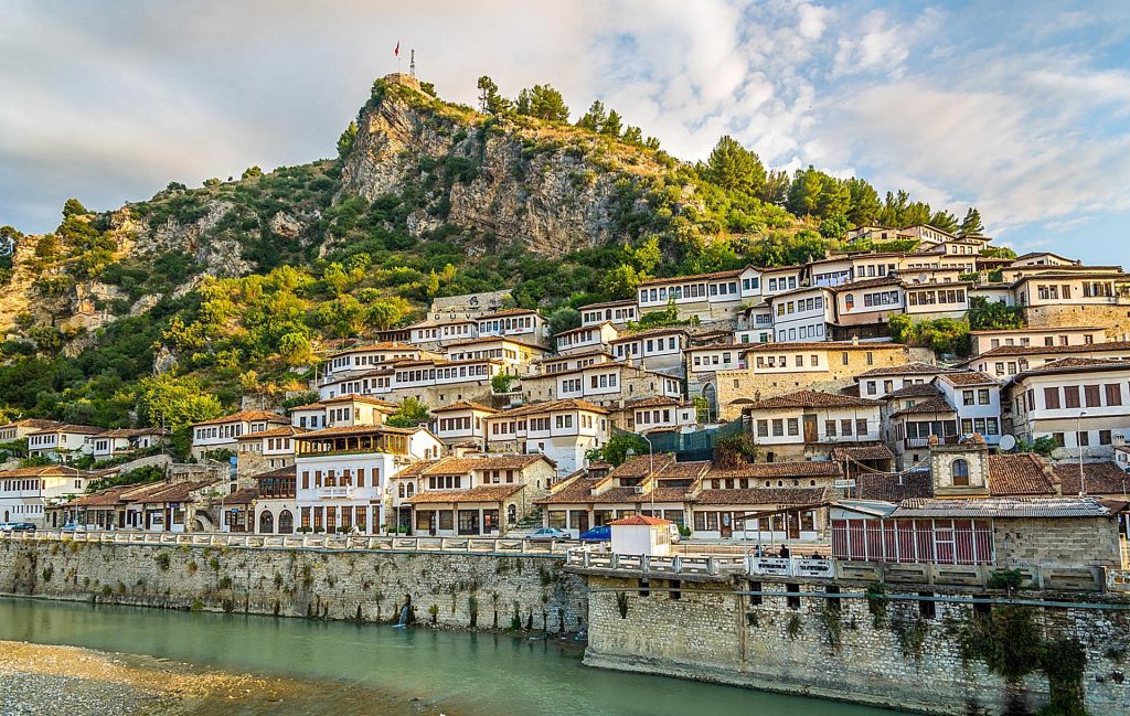 25 May 1937, the diplomatic corps made a tourist trip in Berat