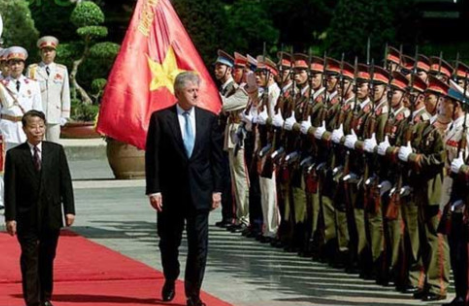 2000 – Bill Clinton është presidenti i parë amerikan i cili vizitoi Vietnamin që nga Lufta e Vietnamit