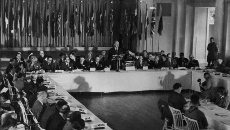 27 Dhjetor 1945,  u themeluan Banka Botërore dhe Fondi Monetar Ndërkombëtar
